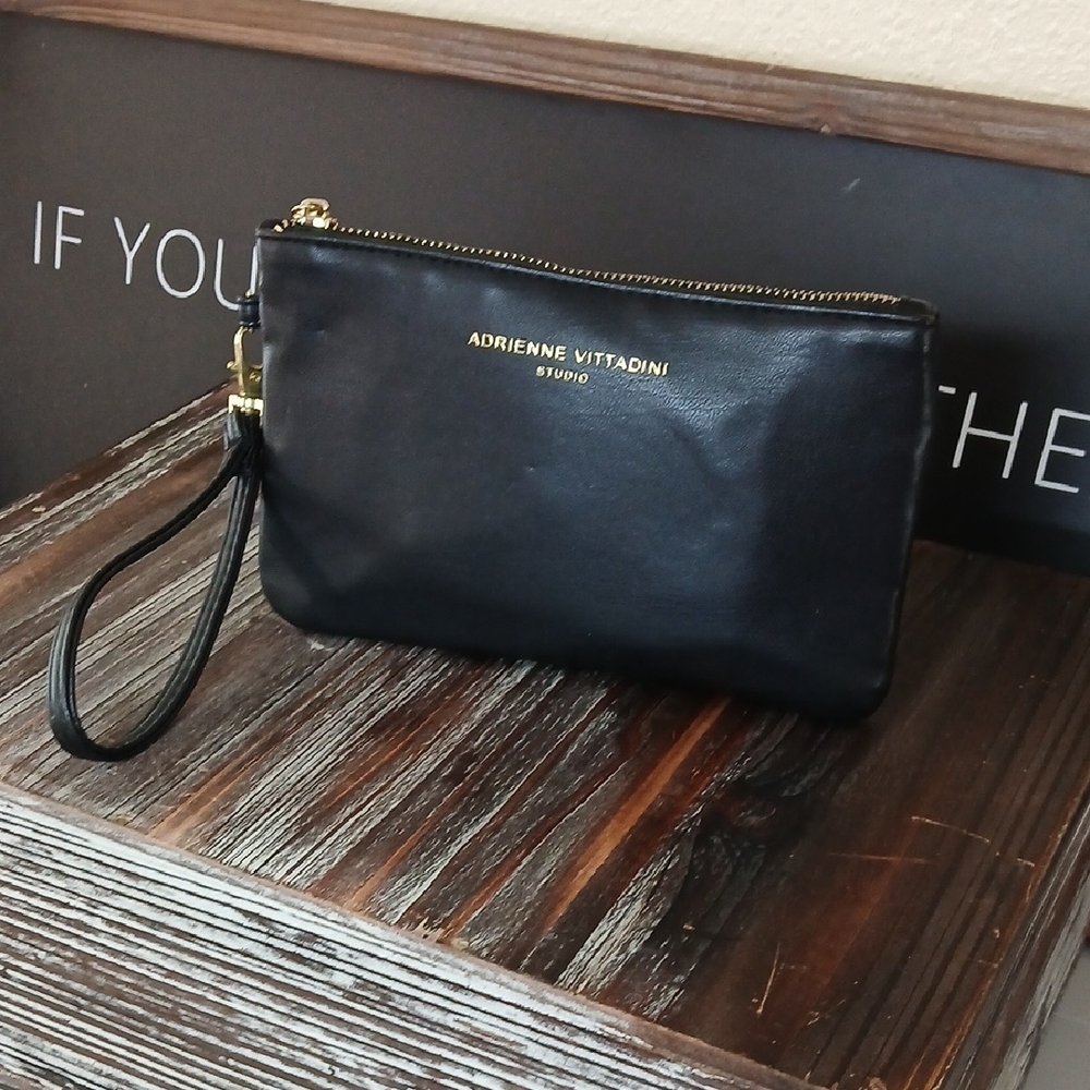 Adrienne Vittadini Studio Black Charging Wallet Wrislet With Powerbank